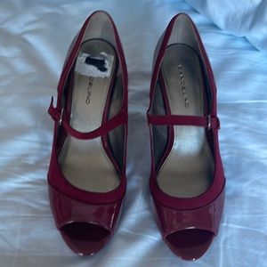 Brand new Bandolino peep toe heels in Size 8M